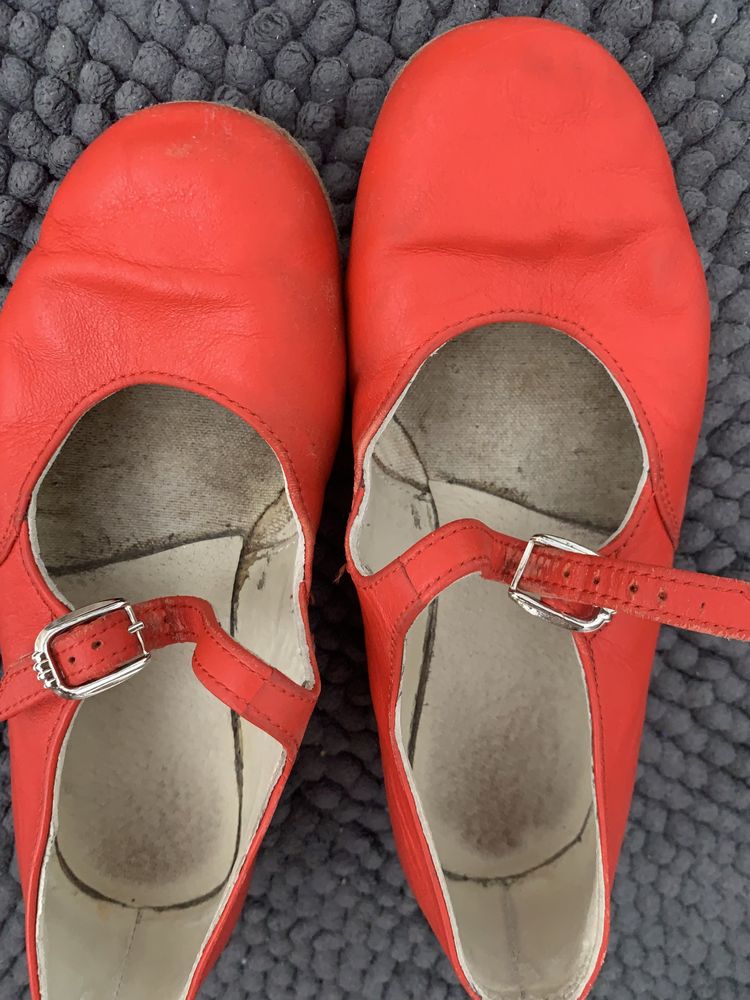 Червоні туфлі для народні танці