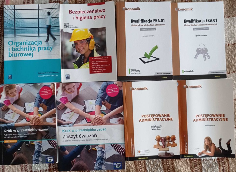 Sprzedam książki do zawodu Technik-administracji. Cena 300 zł komplet