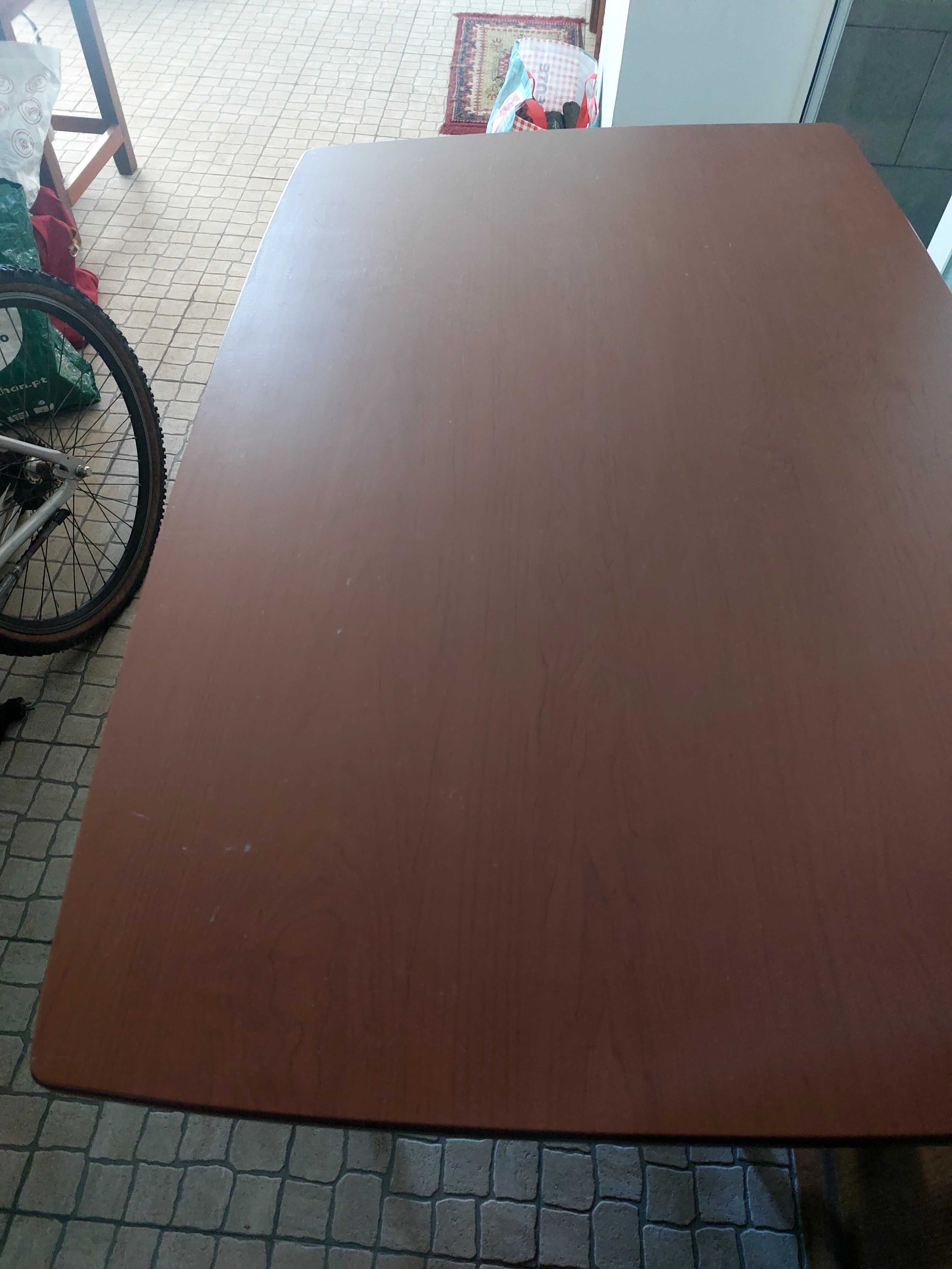 Mesa com pouco uso conforme fotos