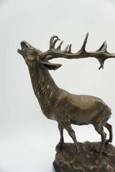 FIGURA z brązu ryczący jeleń-prezent dla myśliwego