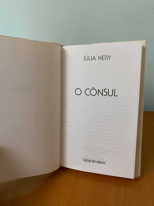 O Cônsul - Júlia Nery