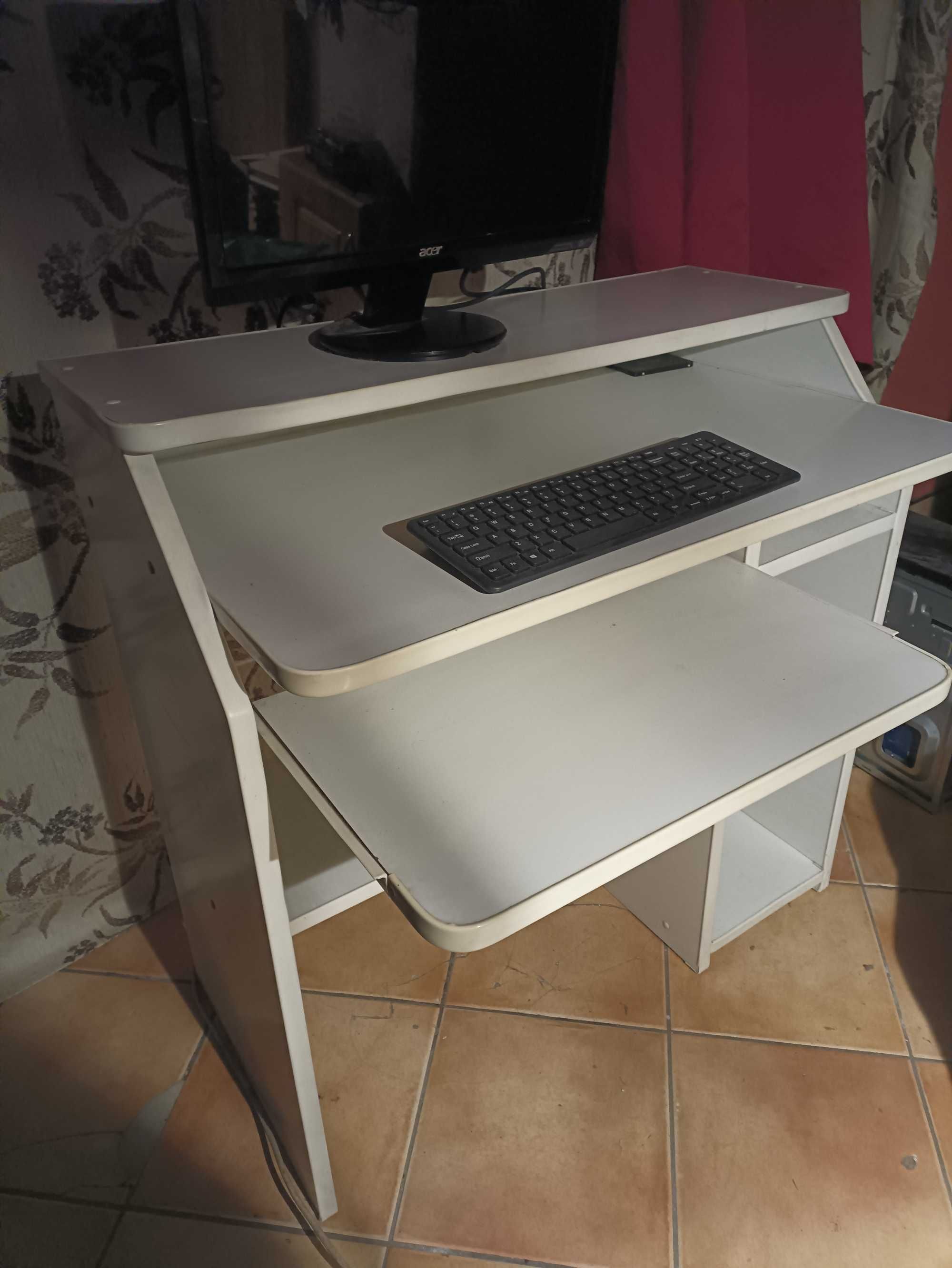 Białe biurko z wypiętrzeniem