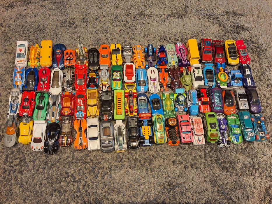 Auta hotwheels 80szt.
