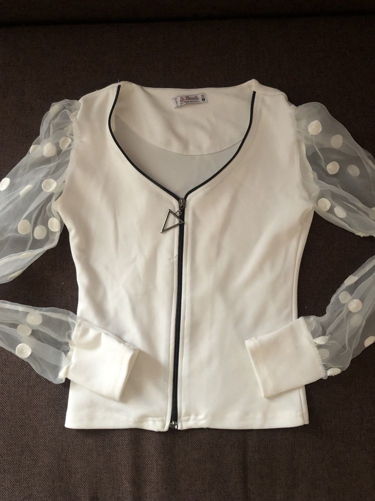 Біла блузка з трендовими рукавами