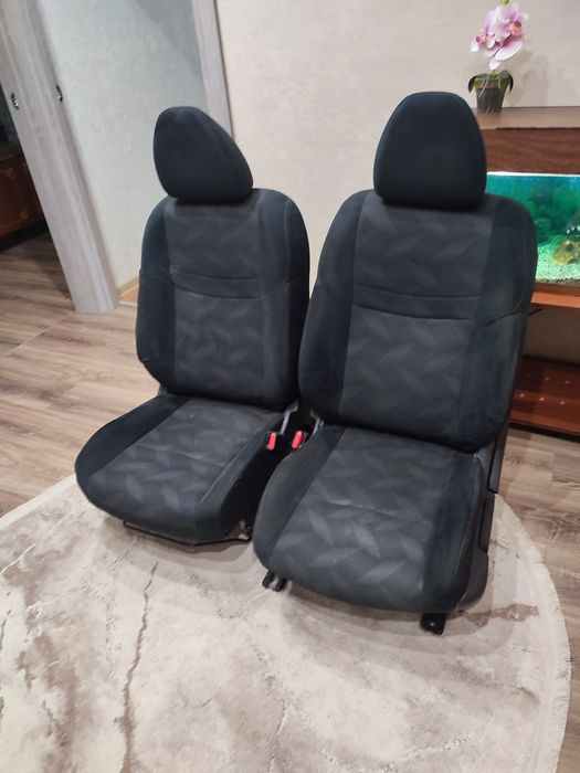 Продам комплект сидінь Nissan Rogue 2016 року.