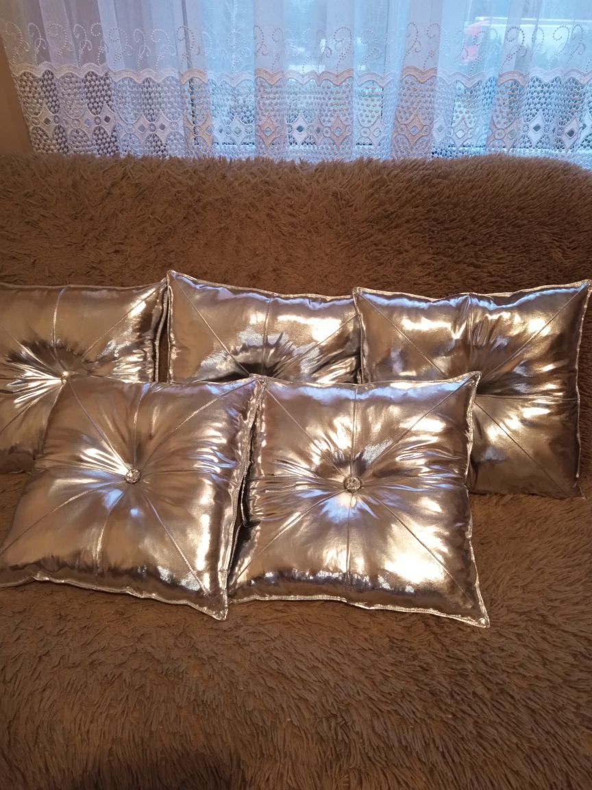 Srebrne poduszki dekoracyjne