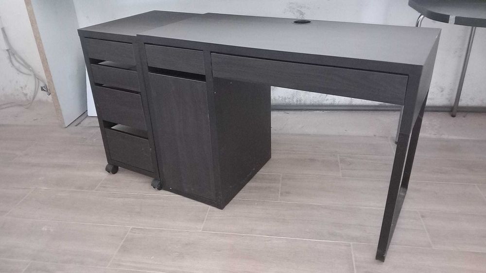 Secretária com gavetas