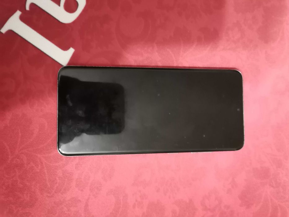 Samsung S20 com pequenas marcas na lateral dedo a capa