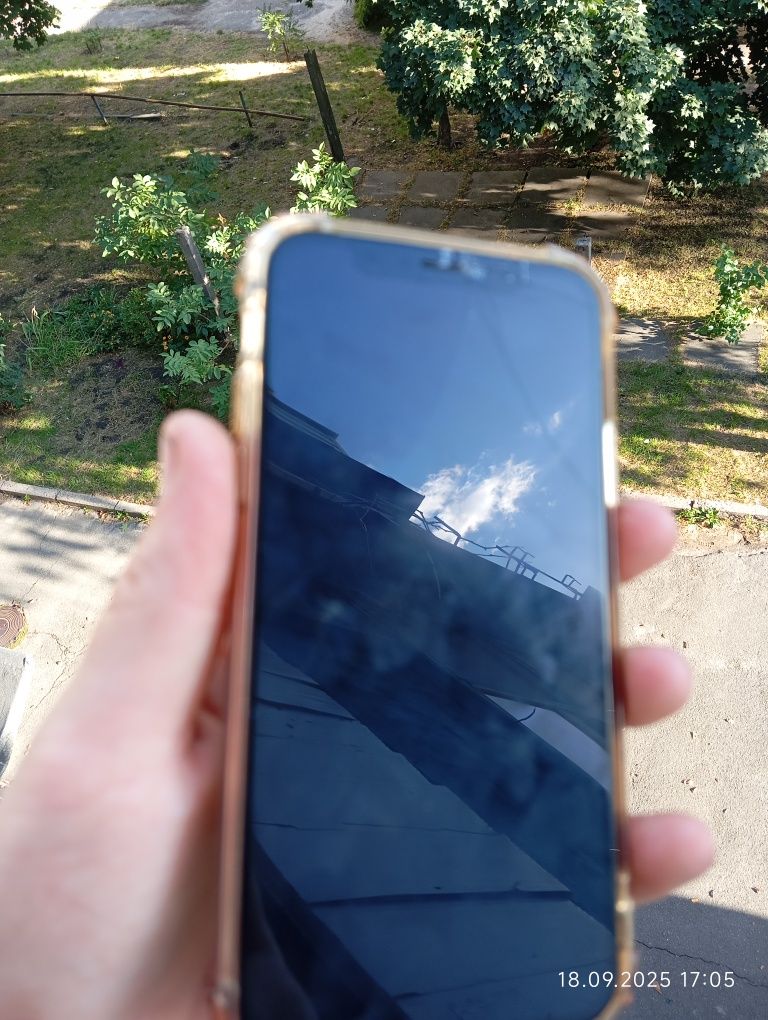 Продам iPhone X 64 не знаю шо зним