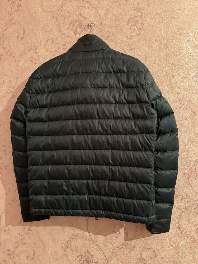 Пуховик hugo boss 90% пух L-size