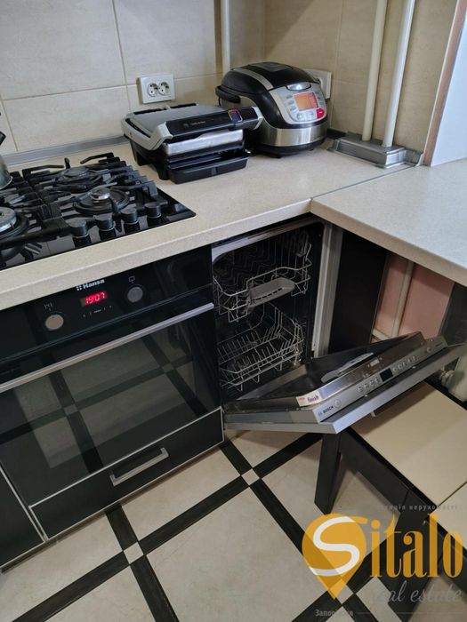 Продам двокімнатну з ремонтом та меблями, космос (020)