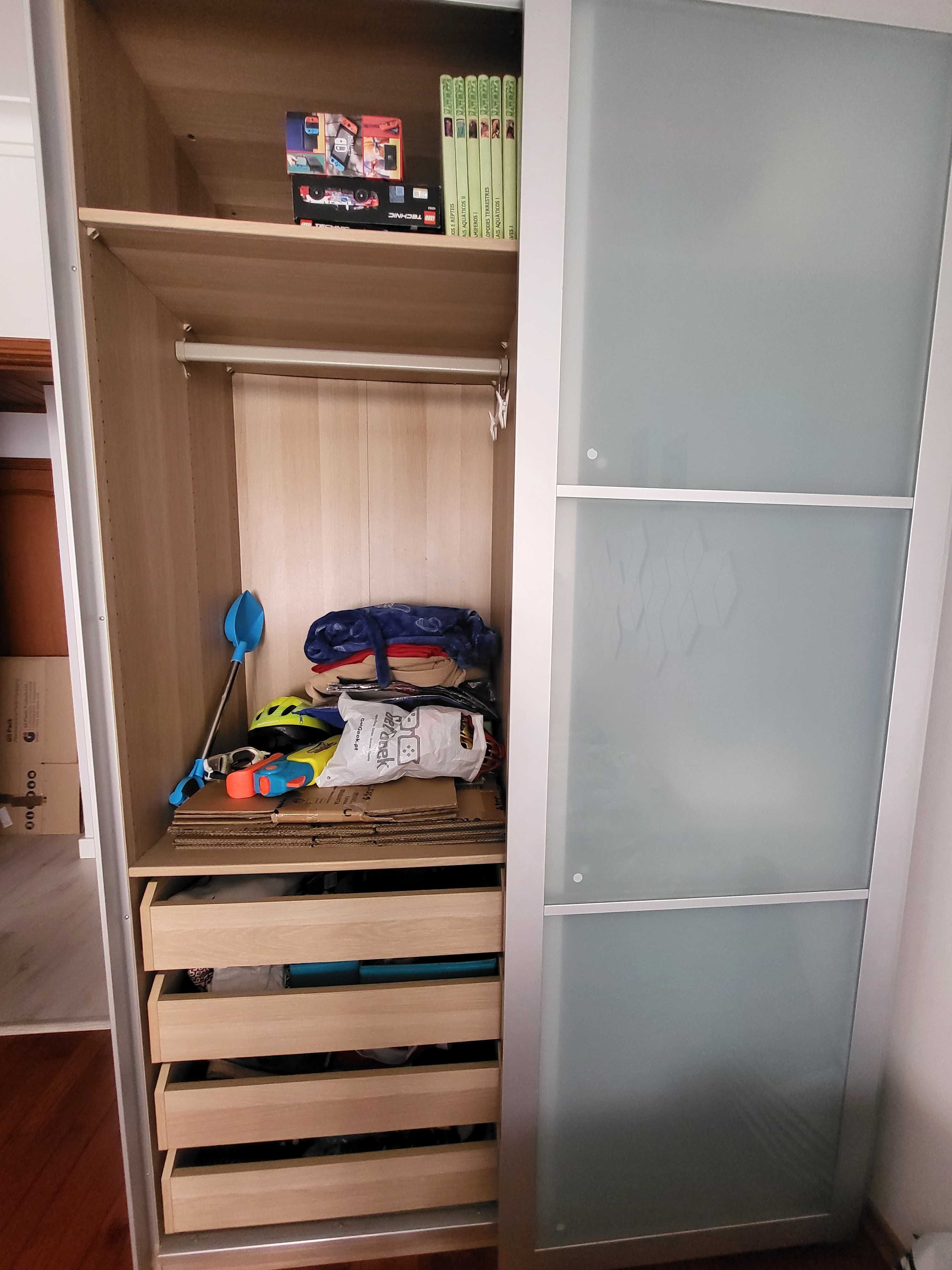 Roupeiro Ikea com portas de correr