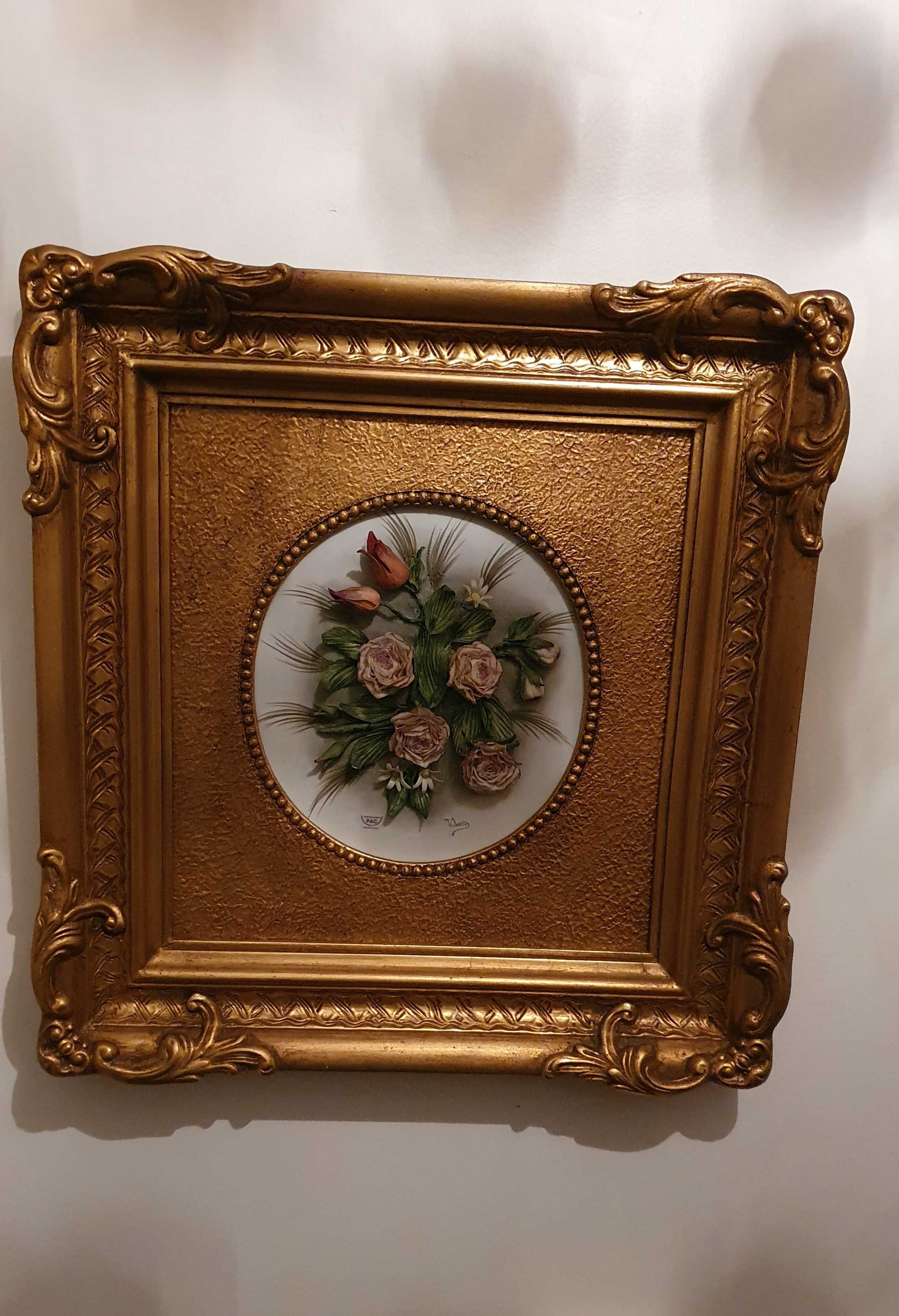 Quadro decorativo com flores em porcelana de alto relevo.