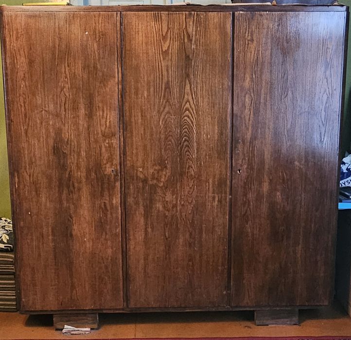 Drewniana pojemna szafa