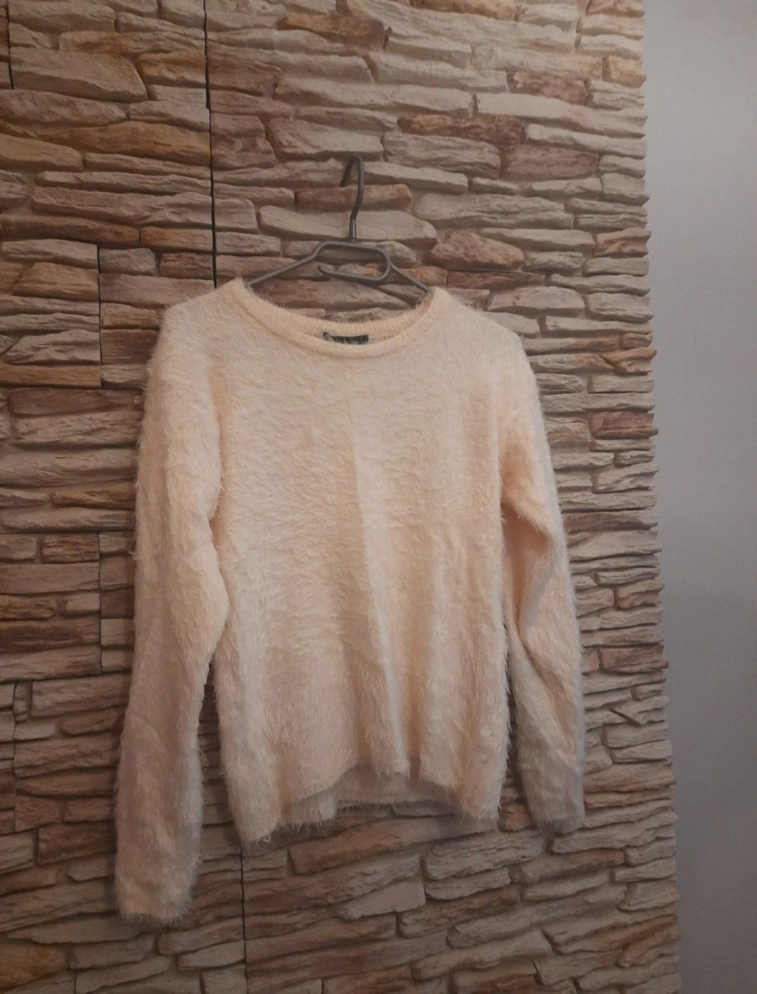 Sweter puchaty beżowy