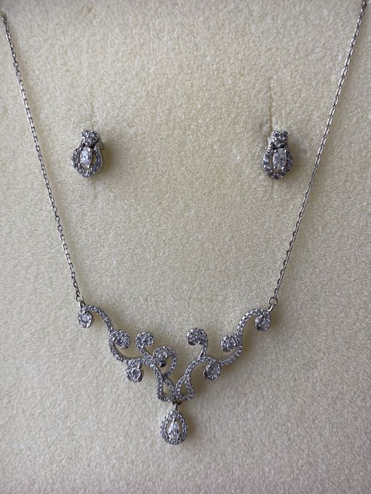 Zestaw srebrnej biżuterii ślubnej. Kolczyki i naszyjnik