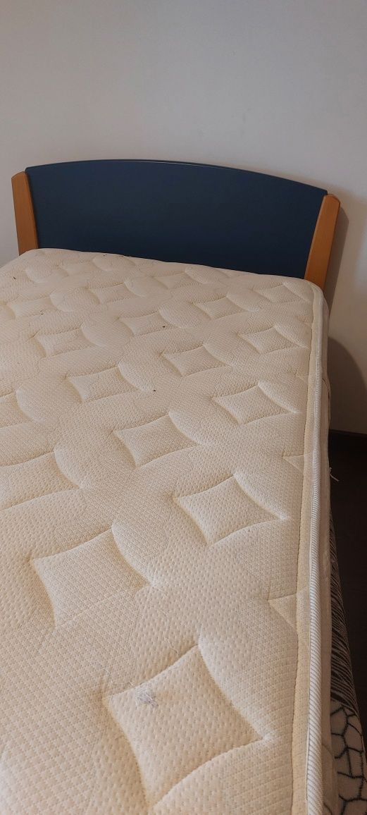 Vende-se cama de solteiro com colchão