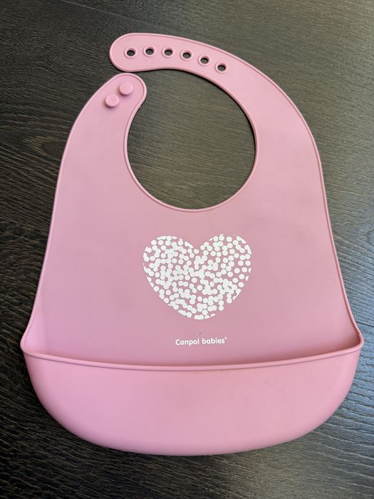 Селиконовый нагрудник , слюнявчик.