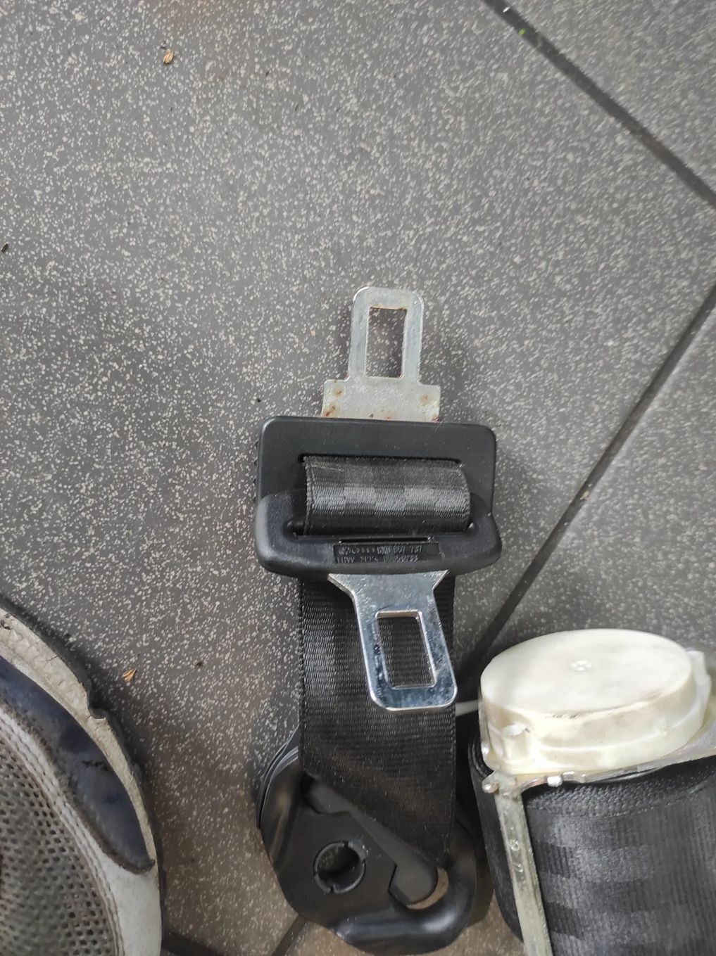 PAS TYLNY LEWY 3 RZĄD 7 OSOBOWY VW TOURAN 1T0857811C WYSYŁKA !!!