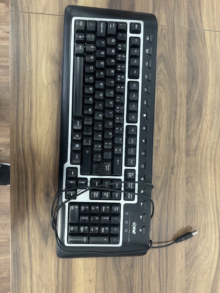 Teclado e rato com fios