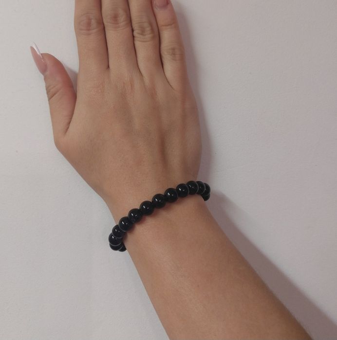 Czarna bransoletka na z czarnymi kuleczkami na rozciągliwej gumce