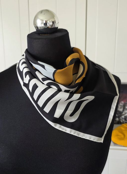 Nowa apaszka chusta gawroszka Moschino jedwab jedwabna silk new scarf