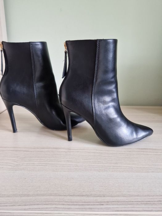 Czarne botki na szpilce roz.39