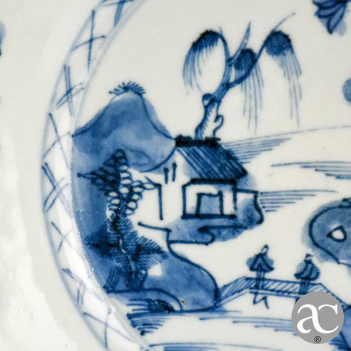 Prato porcelana China Qianlong, séc. XVIII, flores, pagode e paisagem