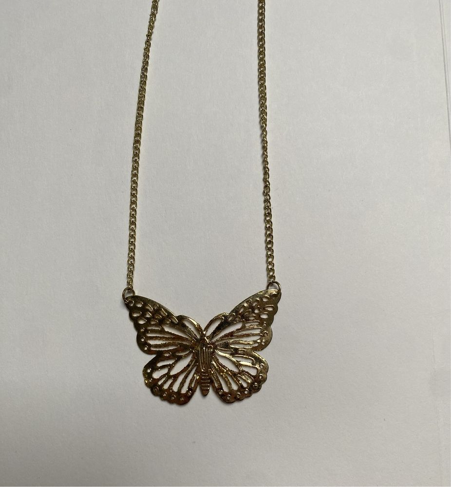 złoty naszyjnik z motylem wraz z brokatem
