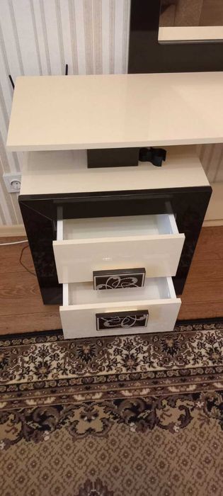 Продам гарнітур з дзеркалом новий