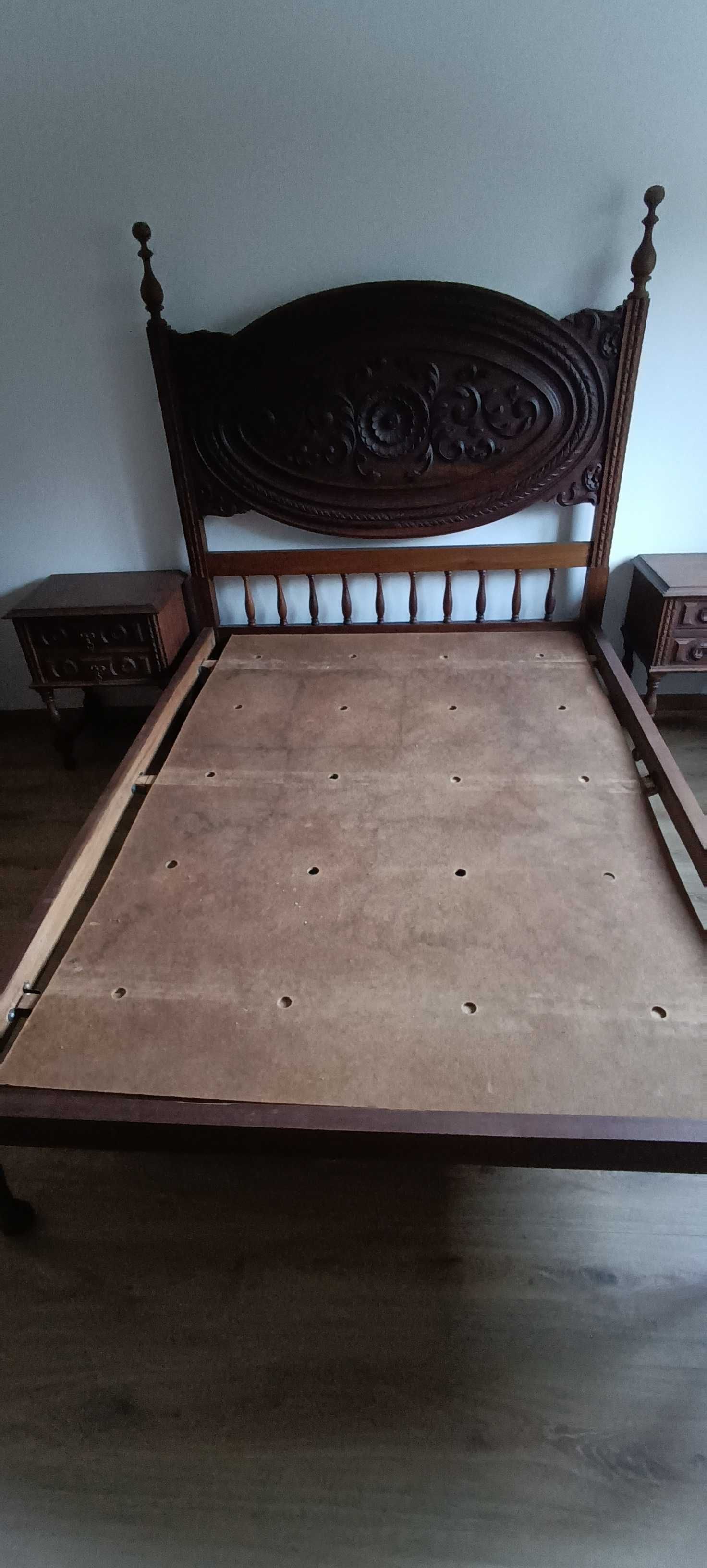 Mobília de quarto antiga em carvalho