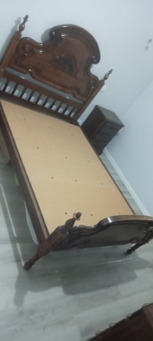 Quarto de casal mais cadeirão, em madeira maciça