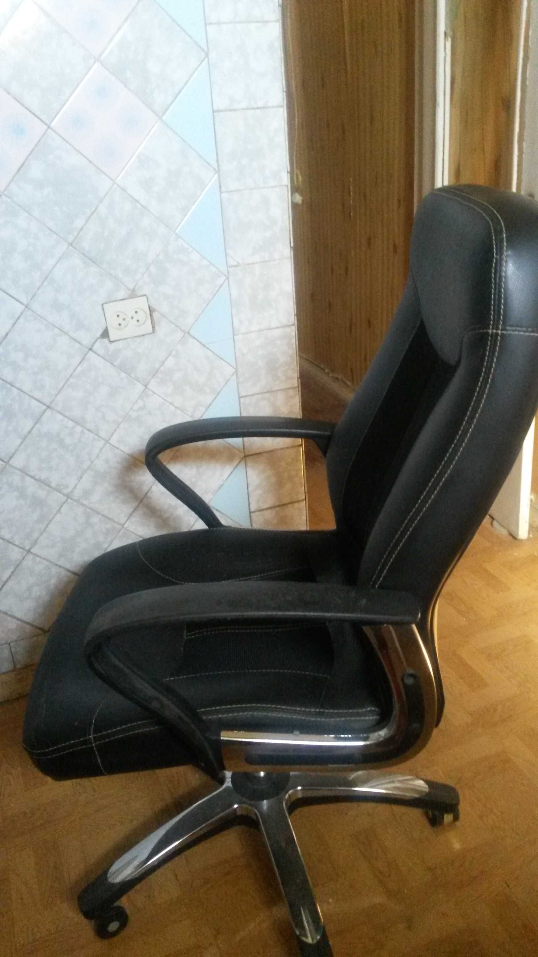 Продам кресло компьютерное кожаное