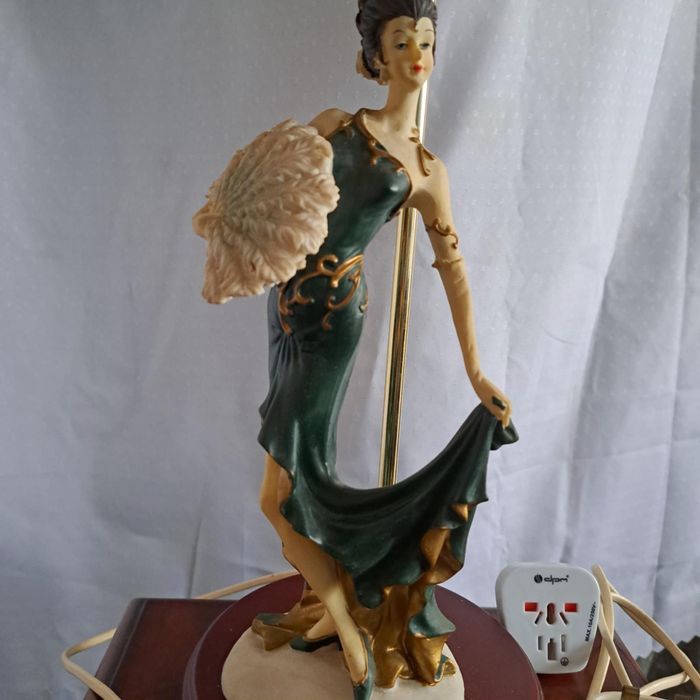 Lampa z kloszem figurka dama dziewczyna lampka nocna oświetlenie