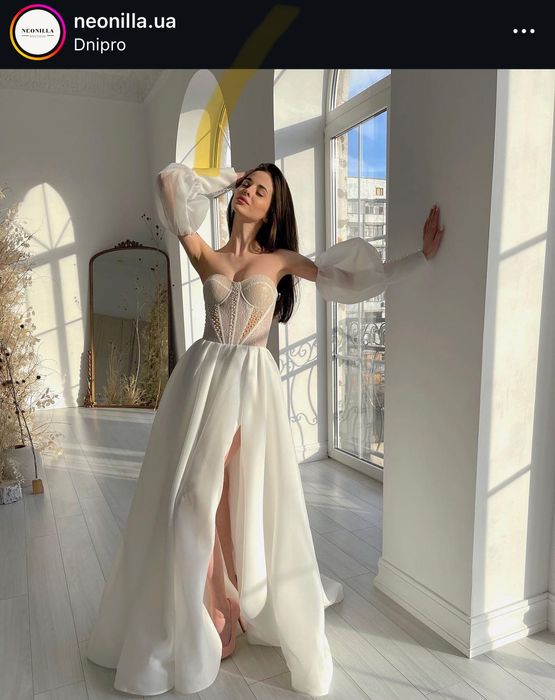 Весільна сукня відкрита