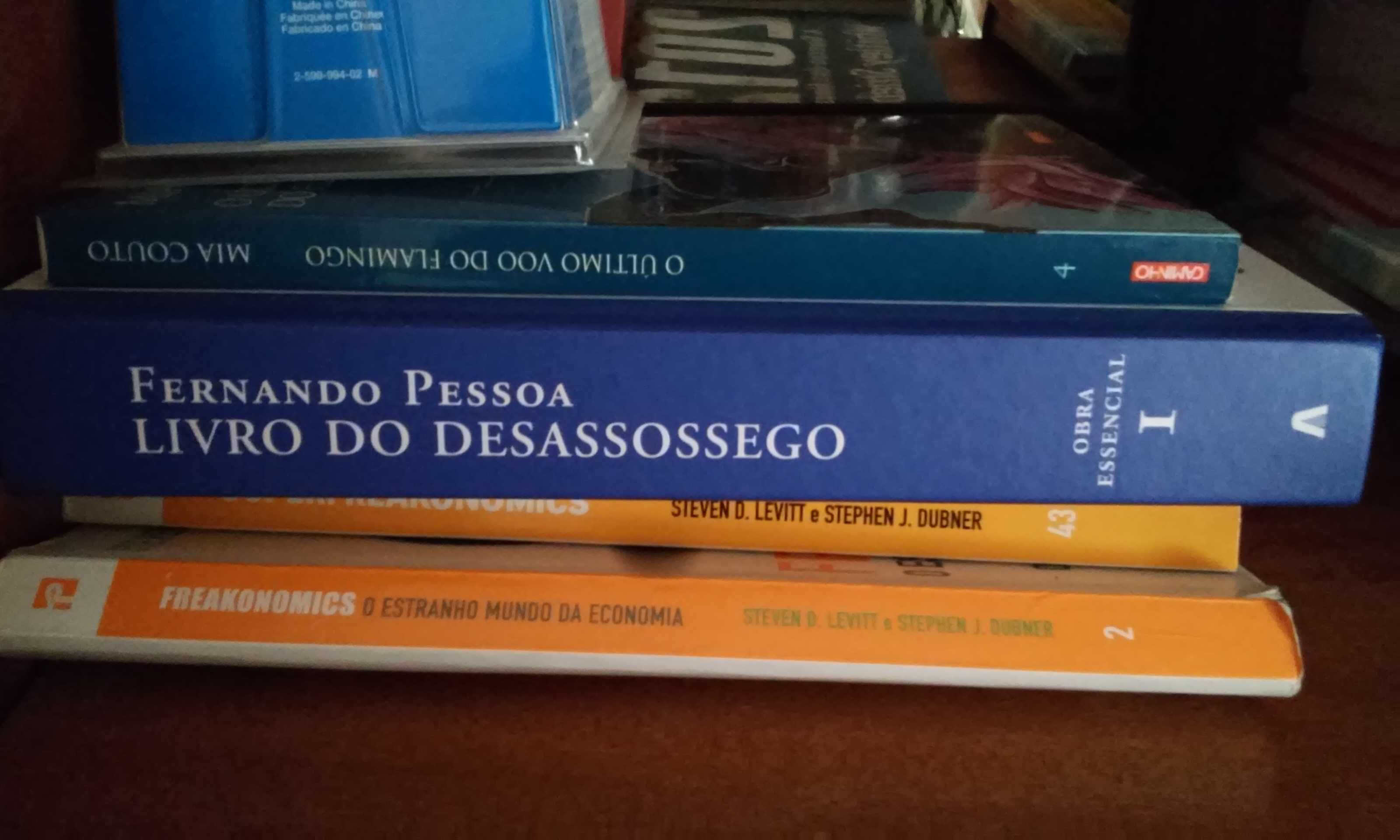 Livros variados, infantis, literatura portuguesa e internacional
