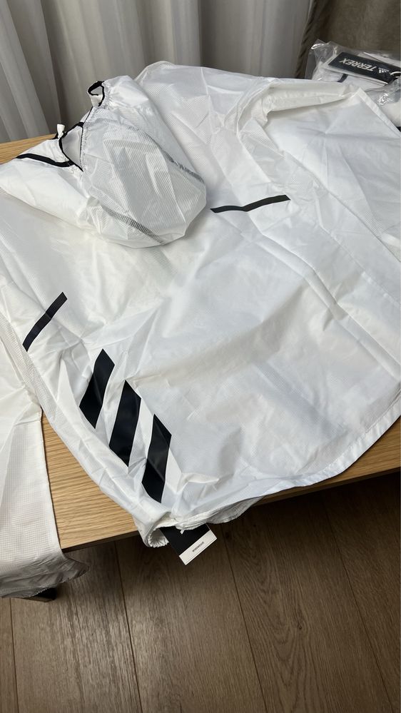 Жіноча бігова вітровка Adidas Terrex нова оригінал куртка біла