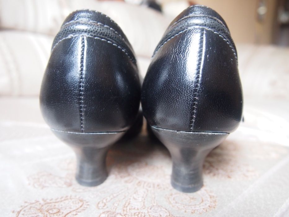 Новые кожаные туфли Clarks 37-38 стелька 24,5 см