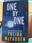 Livro “One by One” Freida McFadden