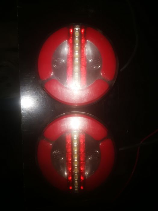 Круглі задні фонарі причіпа