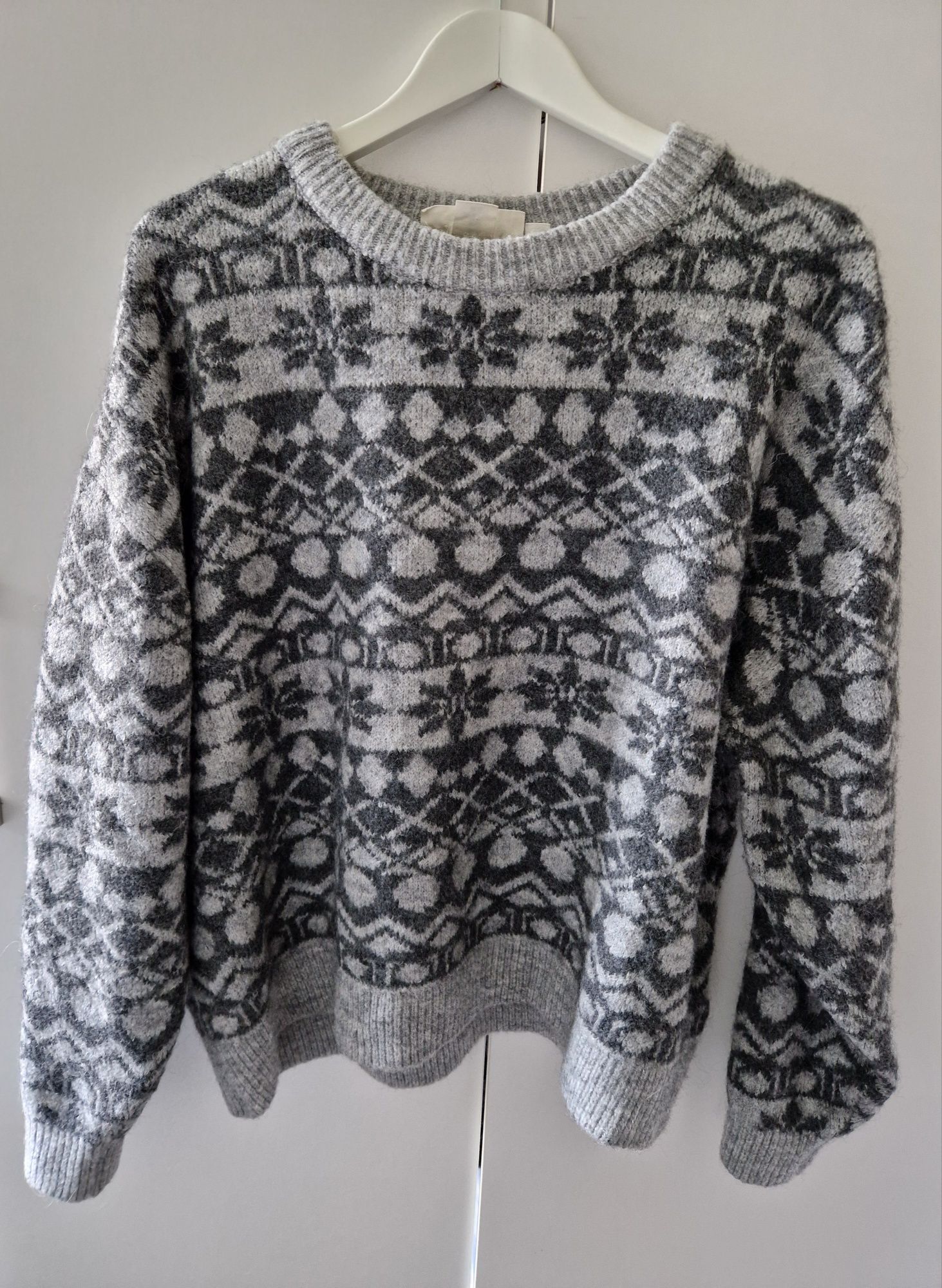 Stylowy, ciepły sweter marki H&M, idealny na jesienne i zimowe dni