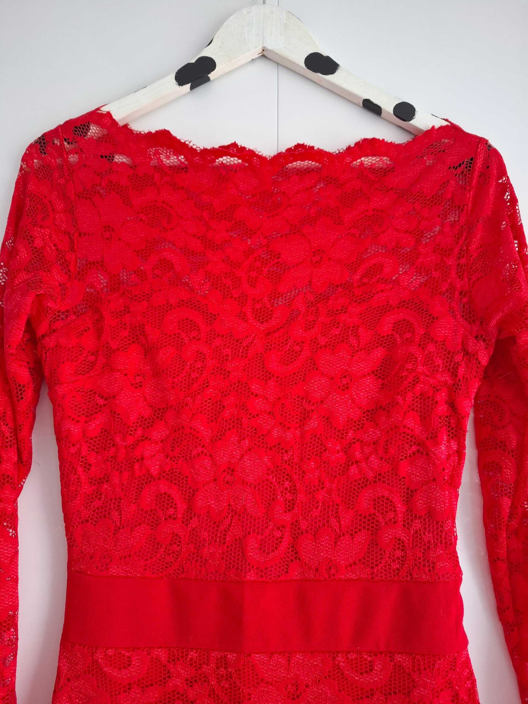 Romantyczna, elegancka czerwona sukienka z koronkową górą / Kouela / M