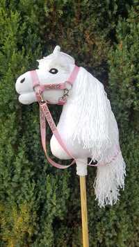 Kantar wraz z wodzami dla hobby horse w rozmiarze A3 - kolor różowy