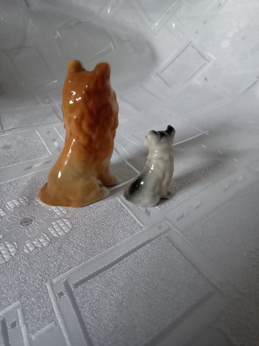 Stare porcelanowe figurki pieski