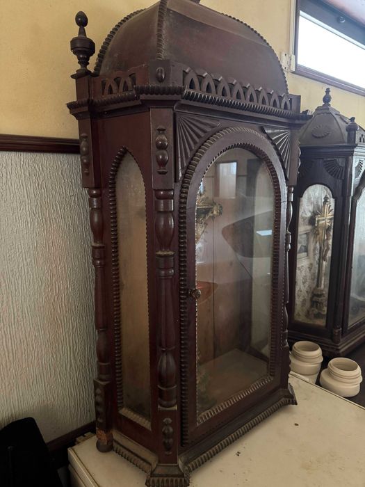 Santuário em madeira maciça, obra de colecionador ( 150 anos)