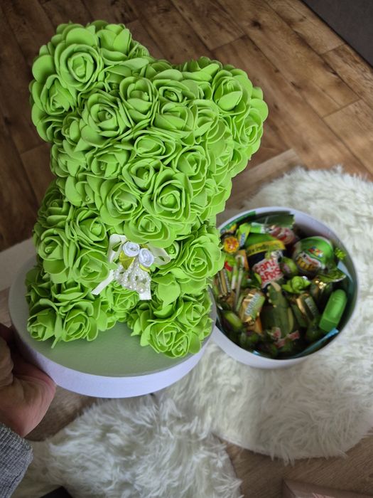 Prezent Miś z pudełkiem słodyczy