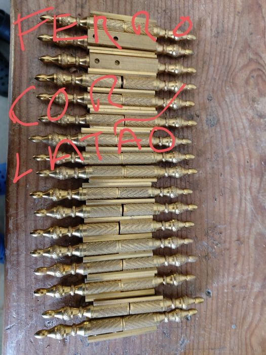 Dobradiças novas com 30 mais de anos . Com marcas do tempo. Cozinha