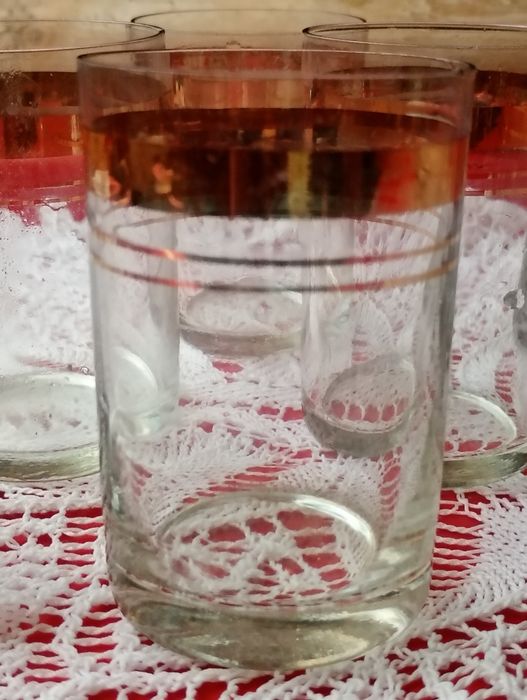 Скляні чарки із золотавим обідком