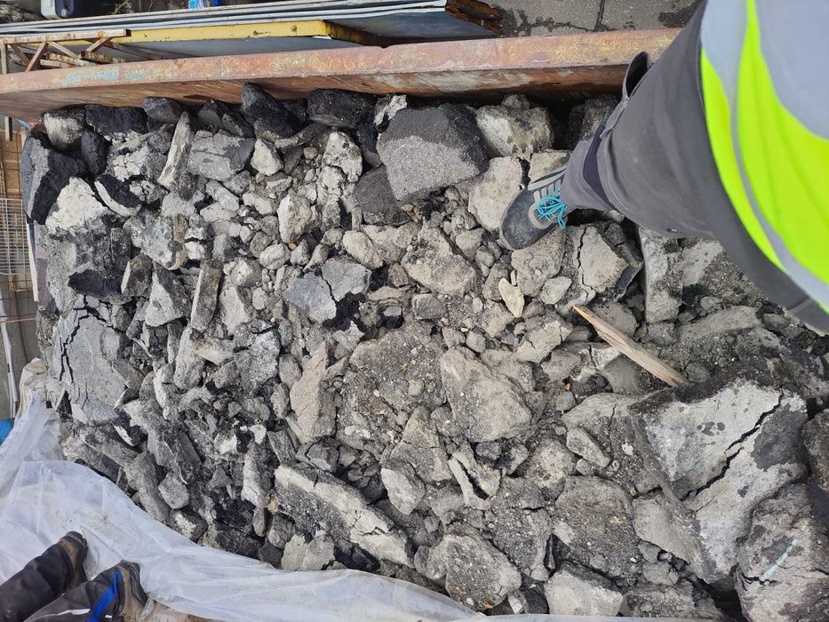 Подсыпка на дорогу, куски асфальта.