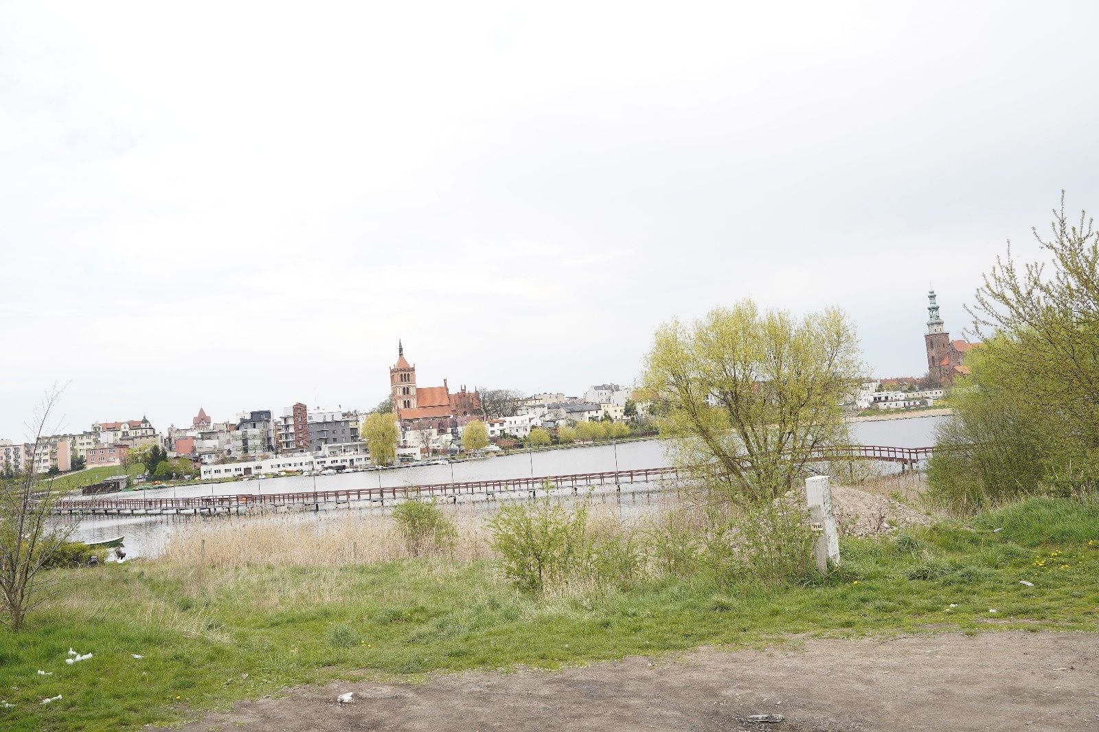 Działka inwestycyjna nad jeziorem